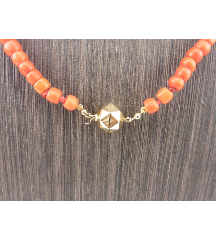 Bloedkoralen collier met gouden slot