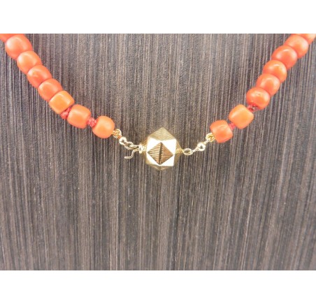 Bloedkoralen collier met gouden slot