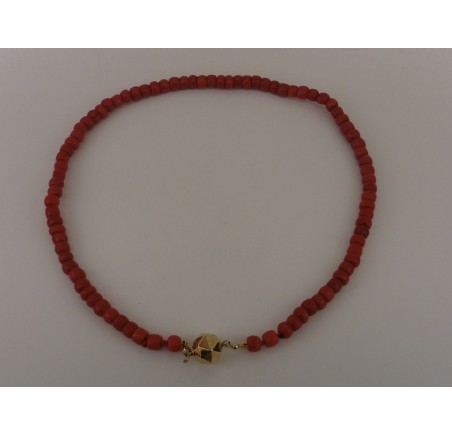 Bloedkoralen collier met gouden slot