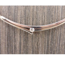 Gouden choker met briljant