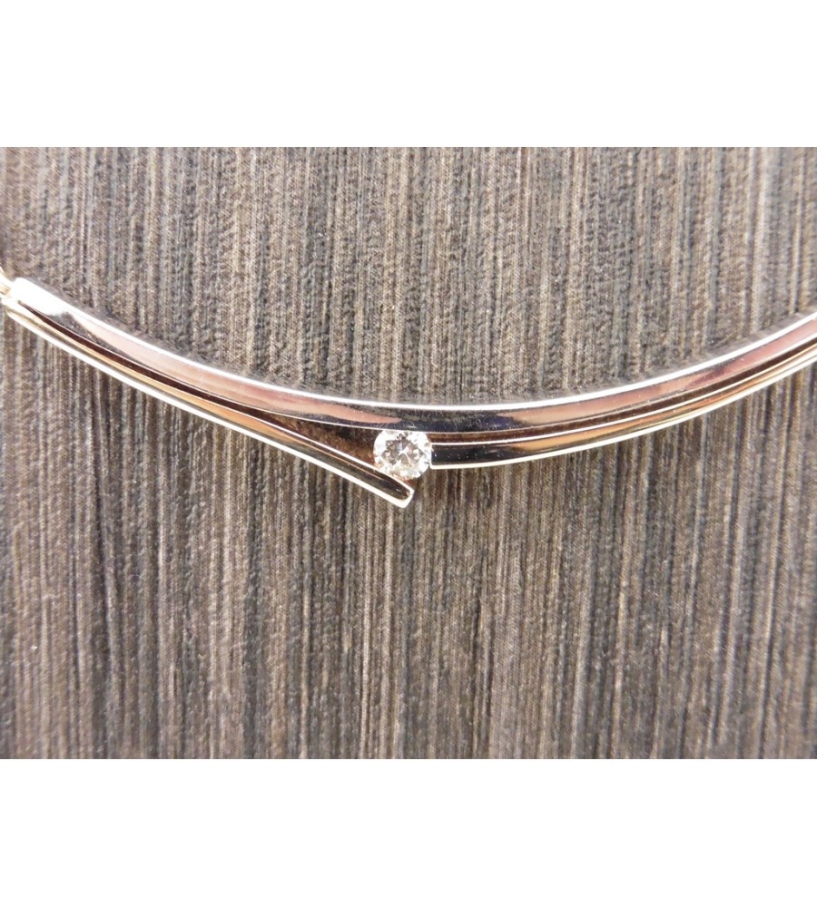 Gouden choker met briljant
