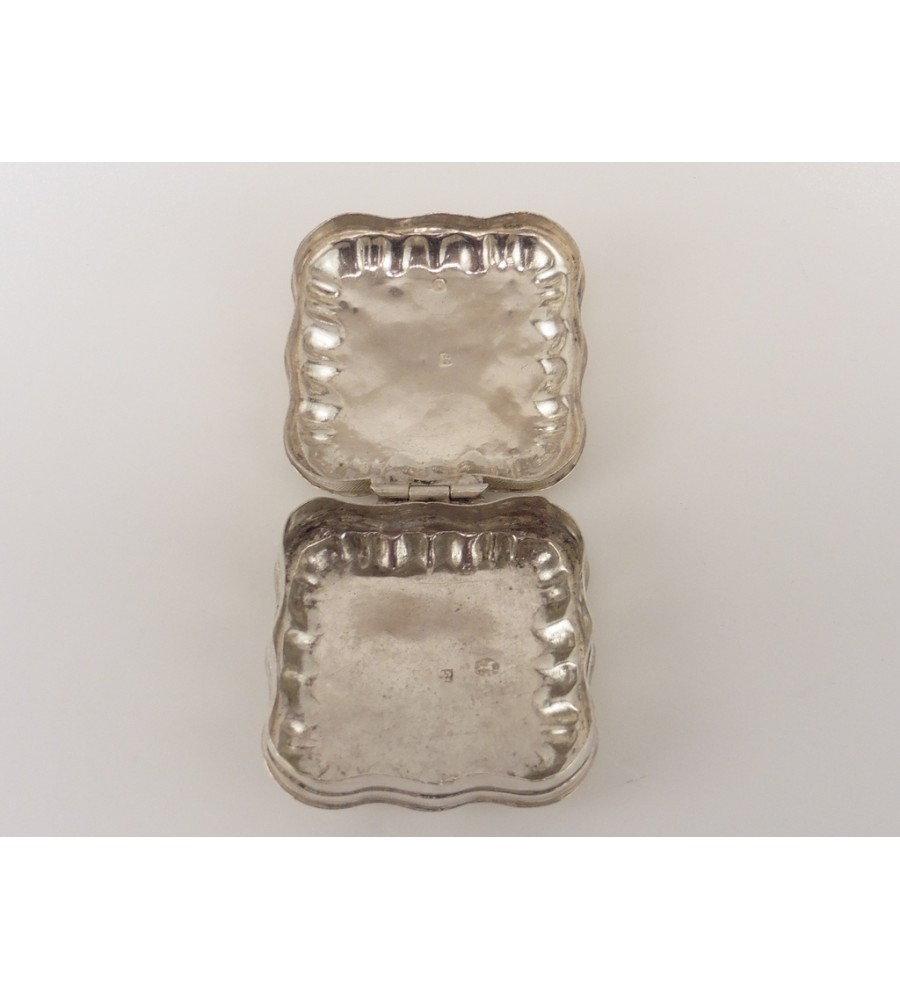 Zilveren pillendoosje