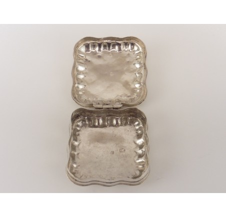 Zilveren pillendoosje