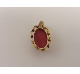 Gouden hanger met bloedkoraal
