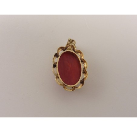 Gouden hanger met bloedkoraal