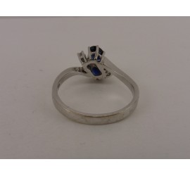 Witgouden damesring met briljant en blauw saffier