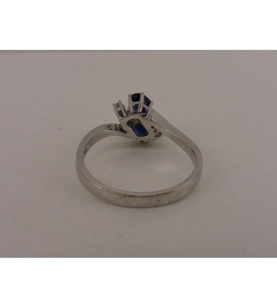 Witgouden damesring met briljant en blauw saffier