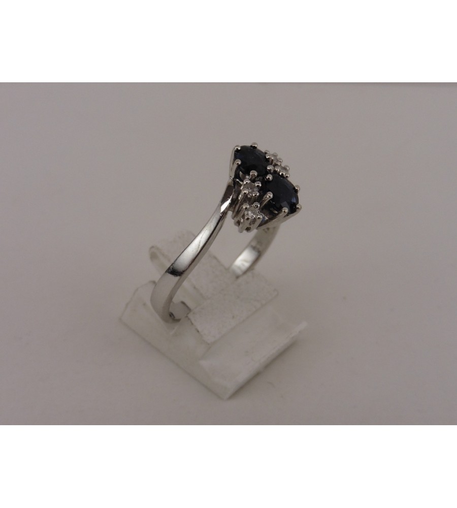 Witgouden damesring met briljant en blauw saffier