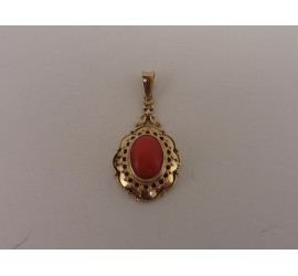 Gouden hanger met bloedkoraal