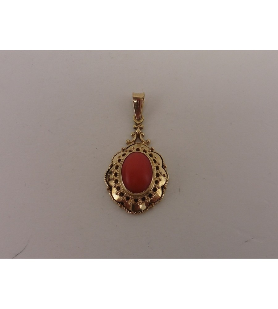 Gouden hanger met bloedkoraal