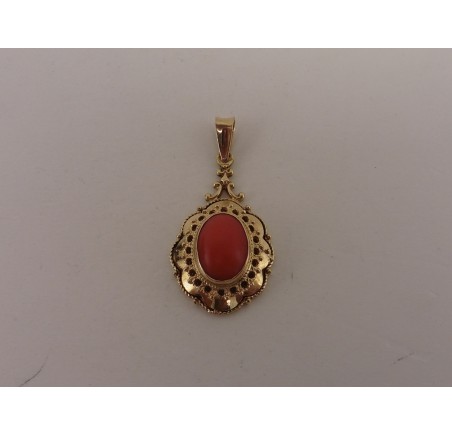 Gouden hanger met bloedkoraal