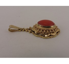Gouden hanger met bloedkoraal