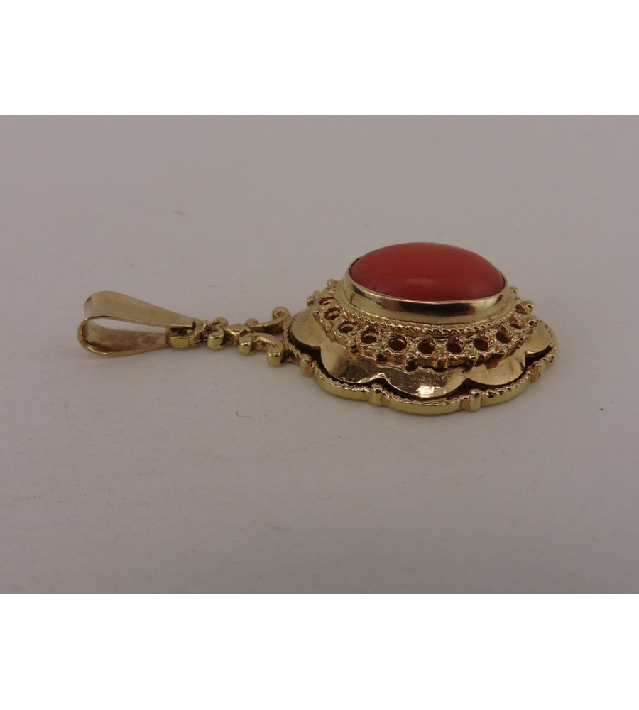 Gouden hanger met bloedkoraal
