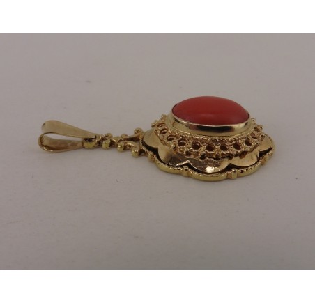 Gouden hanger met bloedkoraal