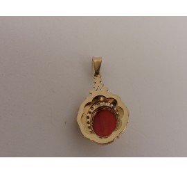 Gouden hanger met bloedkoraal
