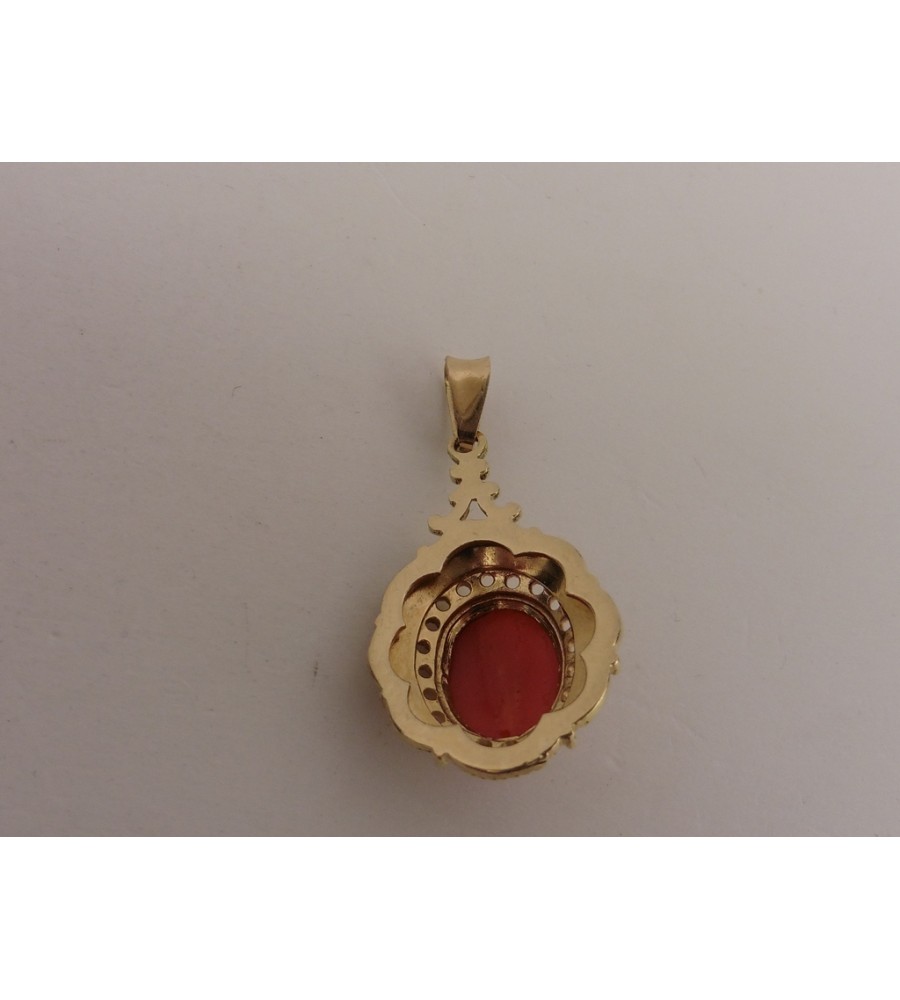 Gouden hanger met bloedkoraal