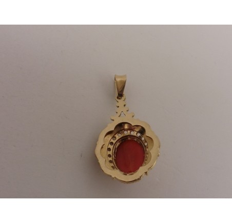 Gouden hanger met bloedkoraal