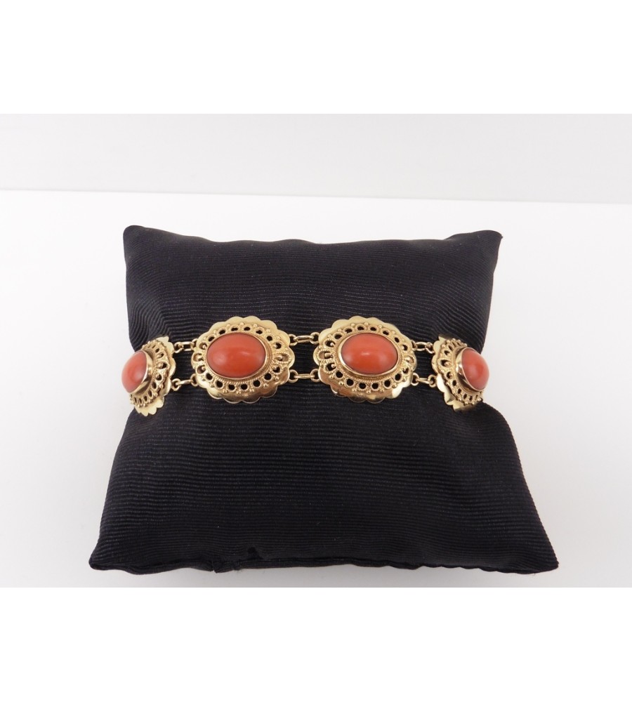 Gouden armband met bloedkoraal