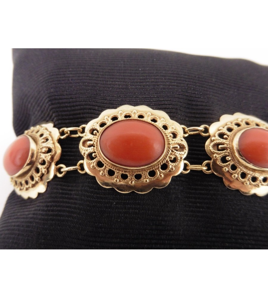 Gouden armband met bloedkoraal