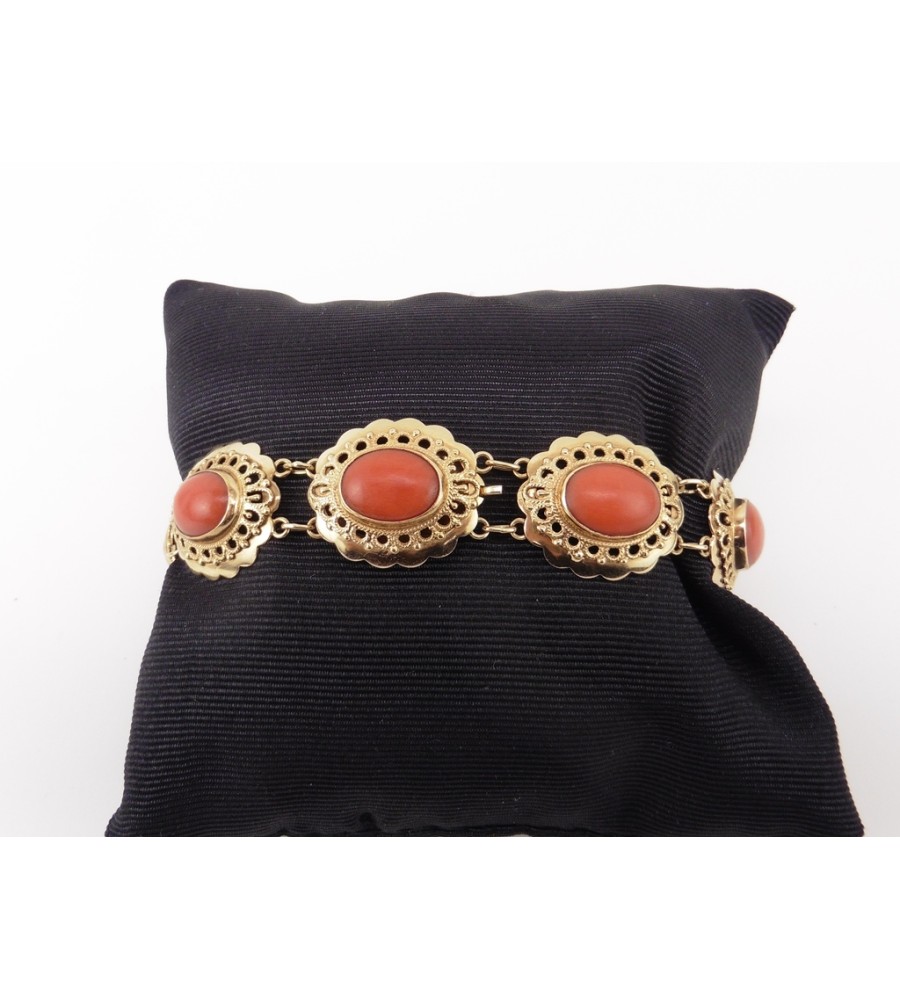 Gouden armband met bloedkoraal
