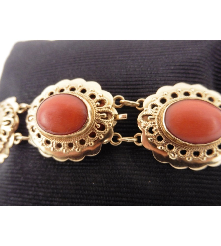 Gouden armband met bloedkoraal