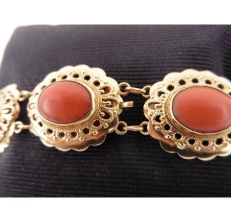 Gouden armband met bloedkoraal