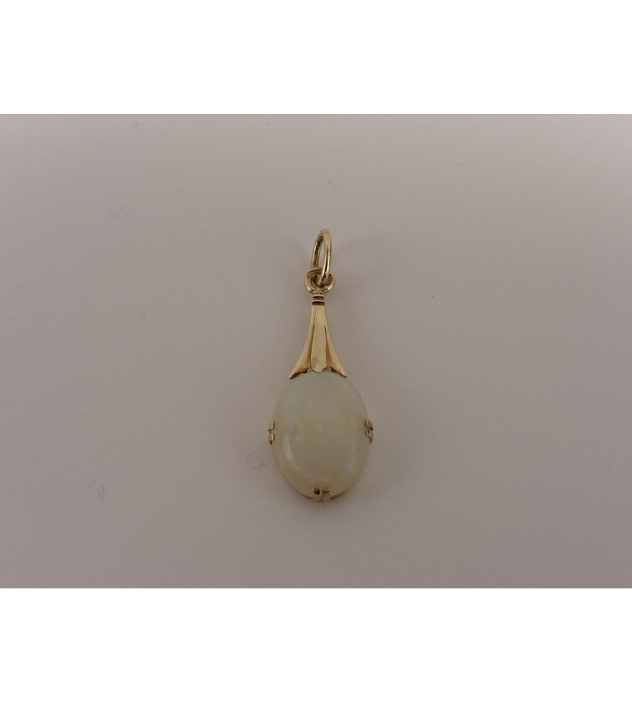 Gouden hanger met melkopaal