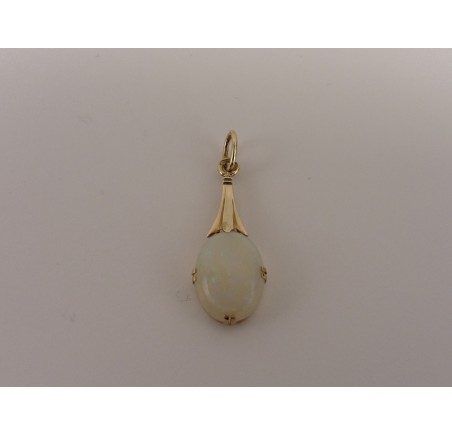 gouden hanger met melkopaal