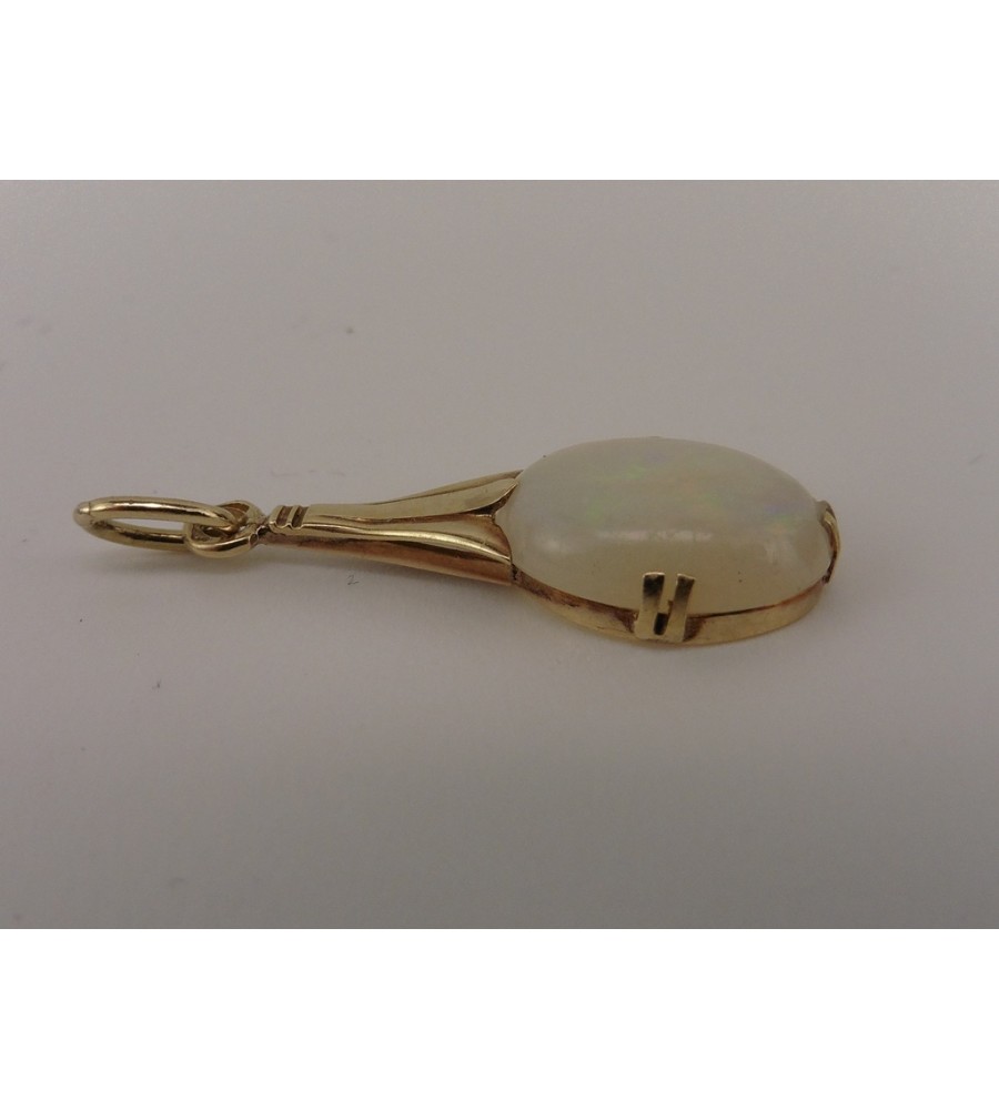 Gouden hanger met melkopaal
