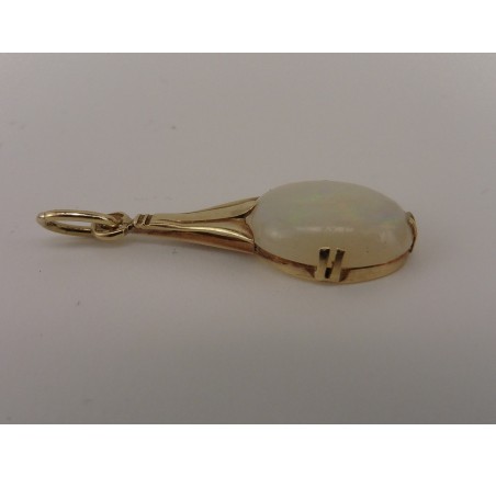 gouden hanger met melkopaal