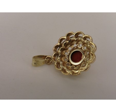 Gouden hanger met bloedkoraal