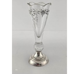 Glas met zilveren voet