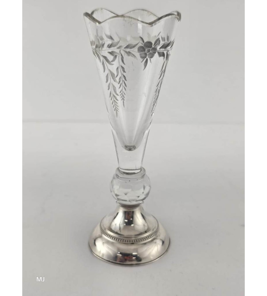 Glas met zilveren voet