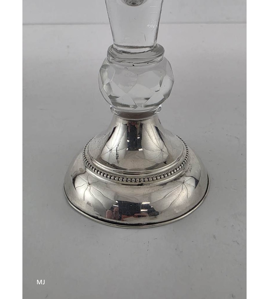 Glas met zilveren voet