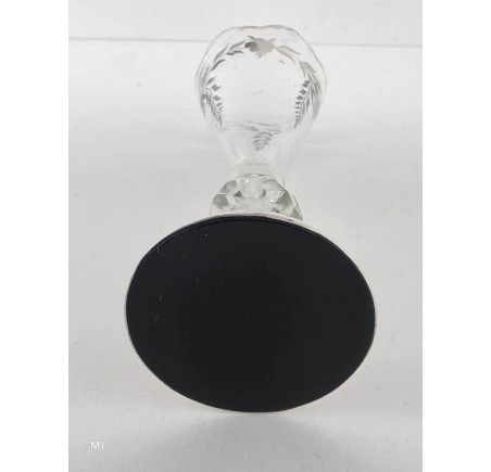 Glas met zilveren voet