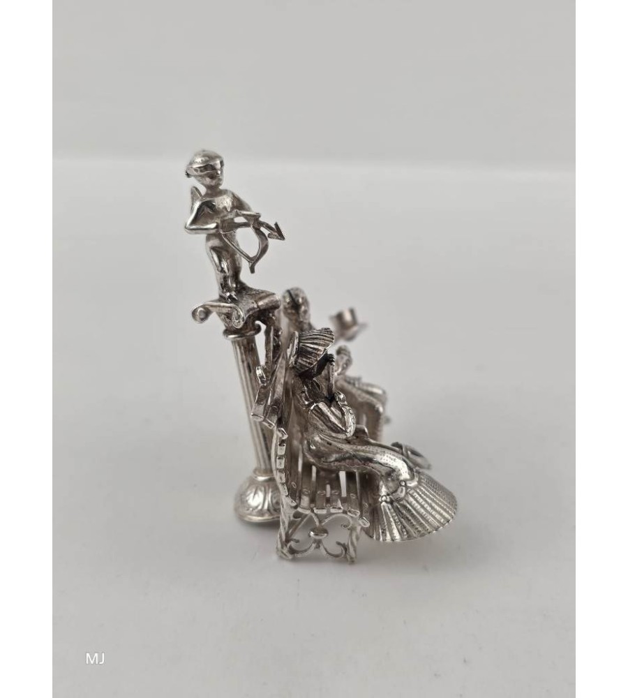Zilveren miniatuur "Love is Blind"