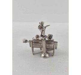 Zilveren miniatuur "Love is Blind"