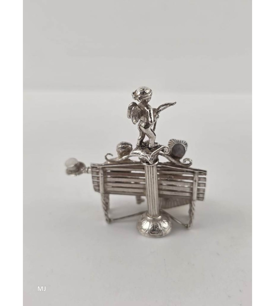 Zilveren miniatuur "Love is Blind"