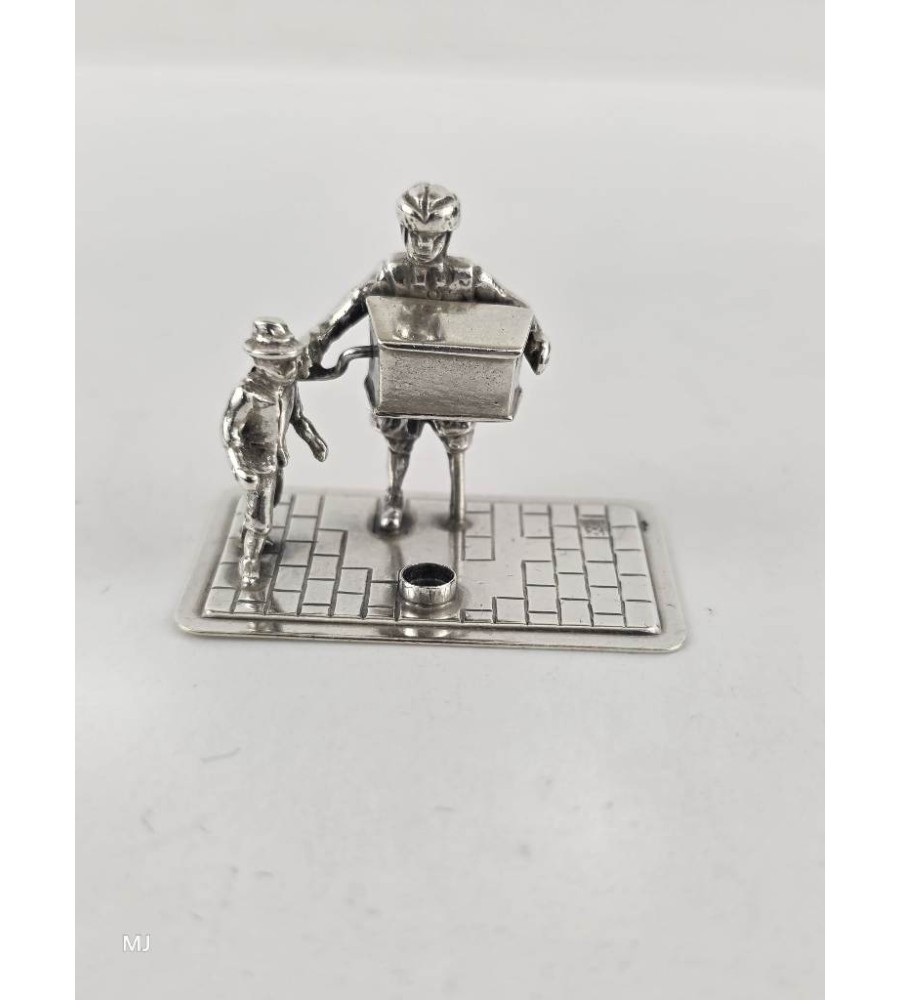 Zilveren miniatuur Straatmuzikant
