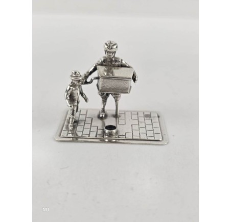 Zilveren miniatuur Straatmuzikant