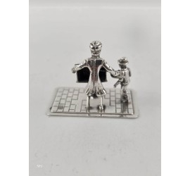 Zilveren miniatuur Straatmuzikant