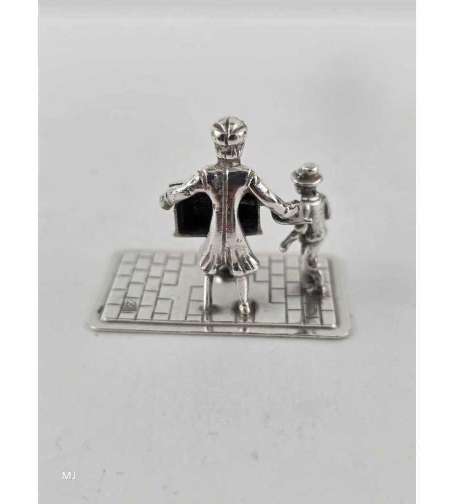 Zilveren miniatuur Straatmuzikant