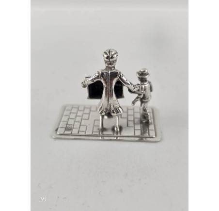 Zilveren miniatuur Straatmuzikant