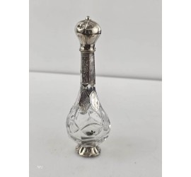 Parfumflesje met zilveren dop