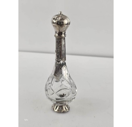 Parfumflesje met zilveren dop