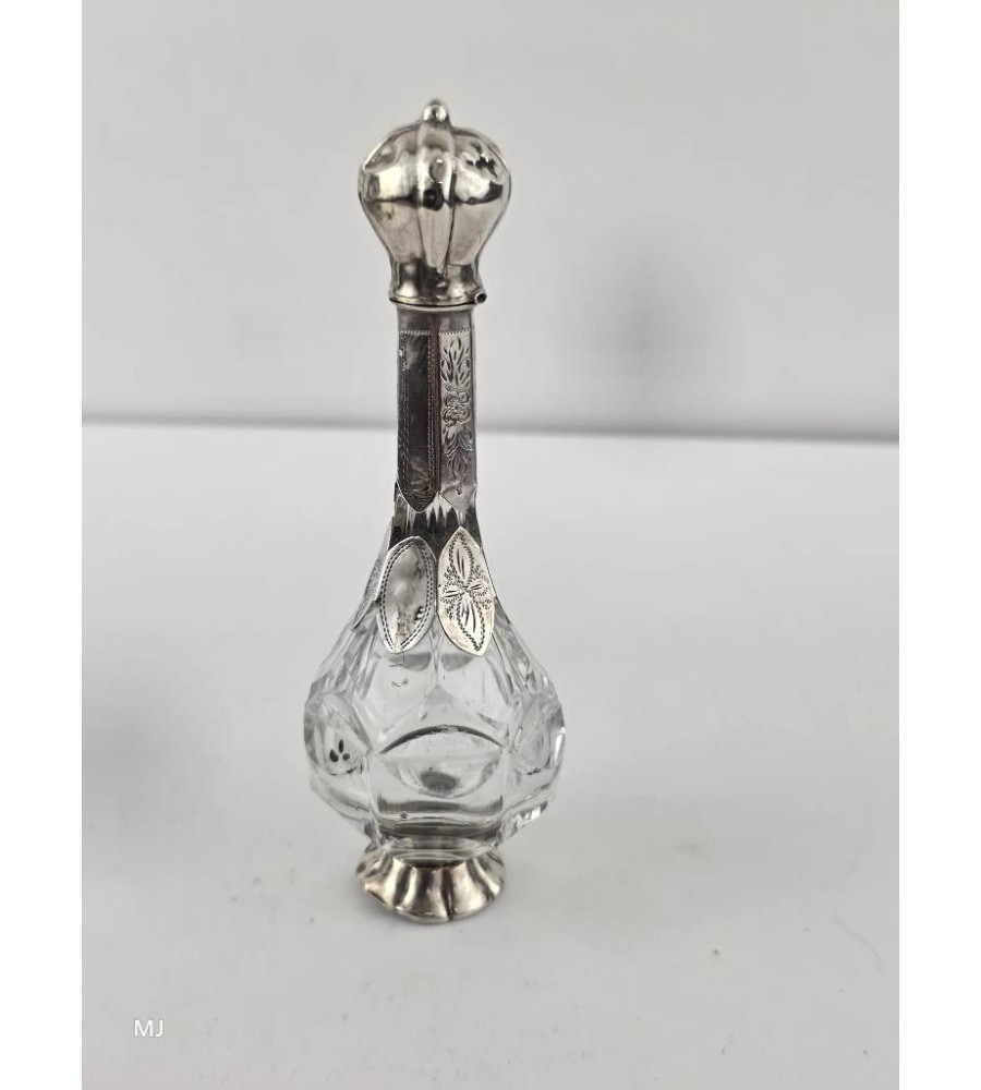 Parfumflesje met zilveren dop