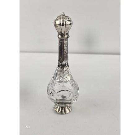 Parfumflesje met zilveren dop