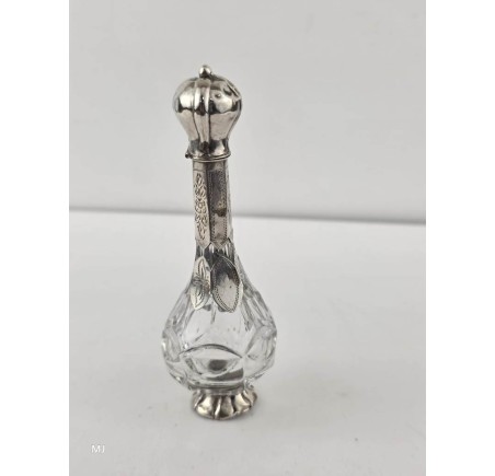 Parfumflesje met zilveren dop