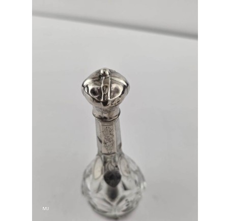 Parfumflesje met zilveren dop