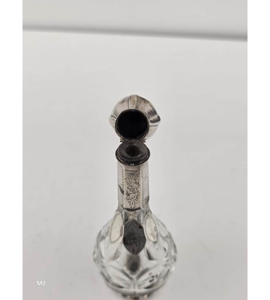 Parfumflesje met zilveren dop